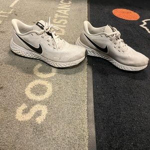 White Nike women’s shoe